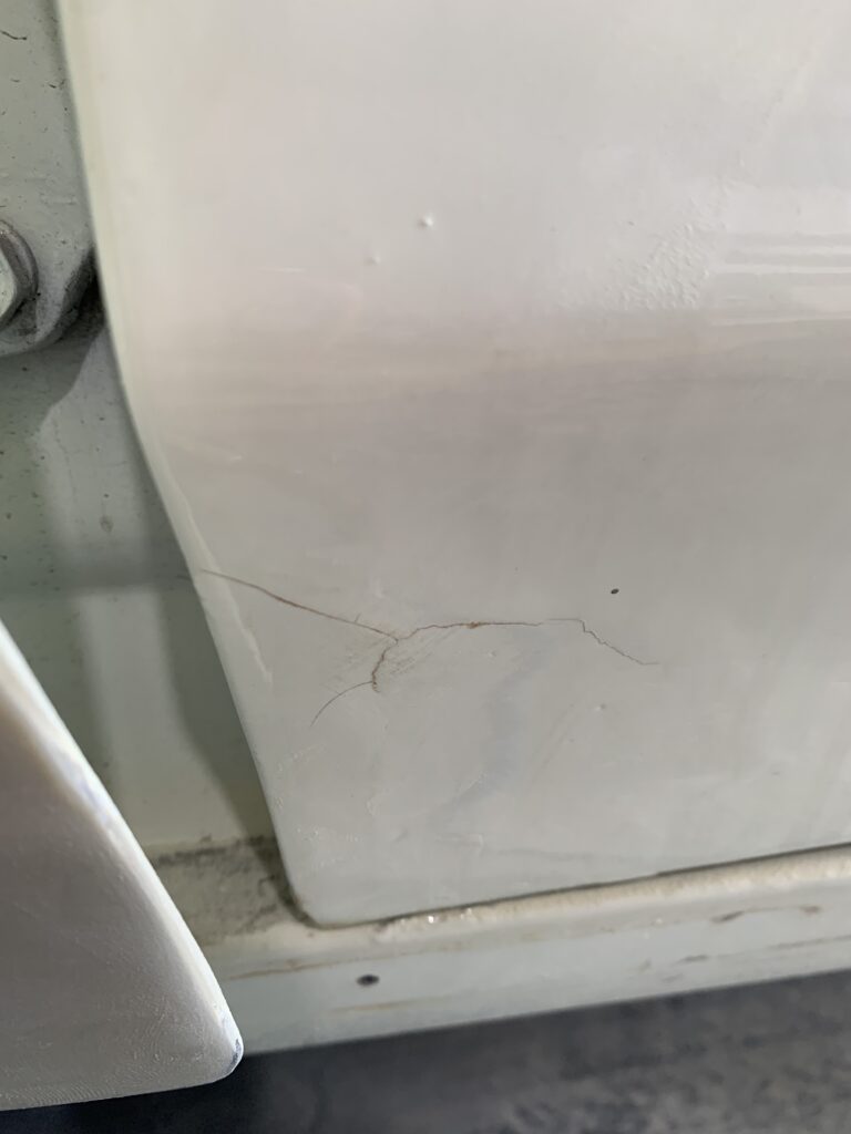 塗膜を剥いだハコスカのボディ