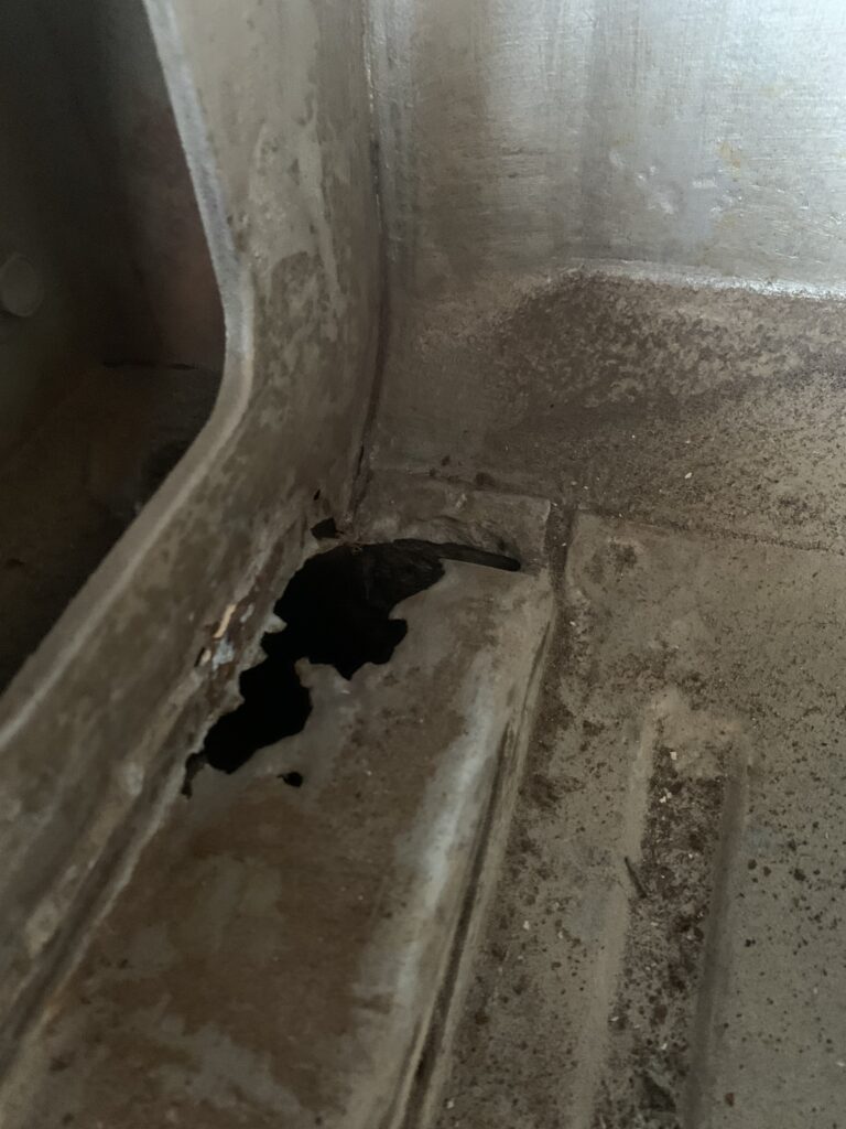 腐食した助手席側フロアの端