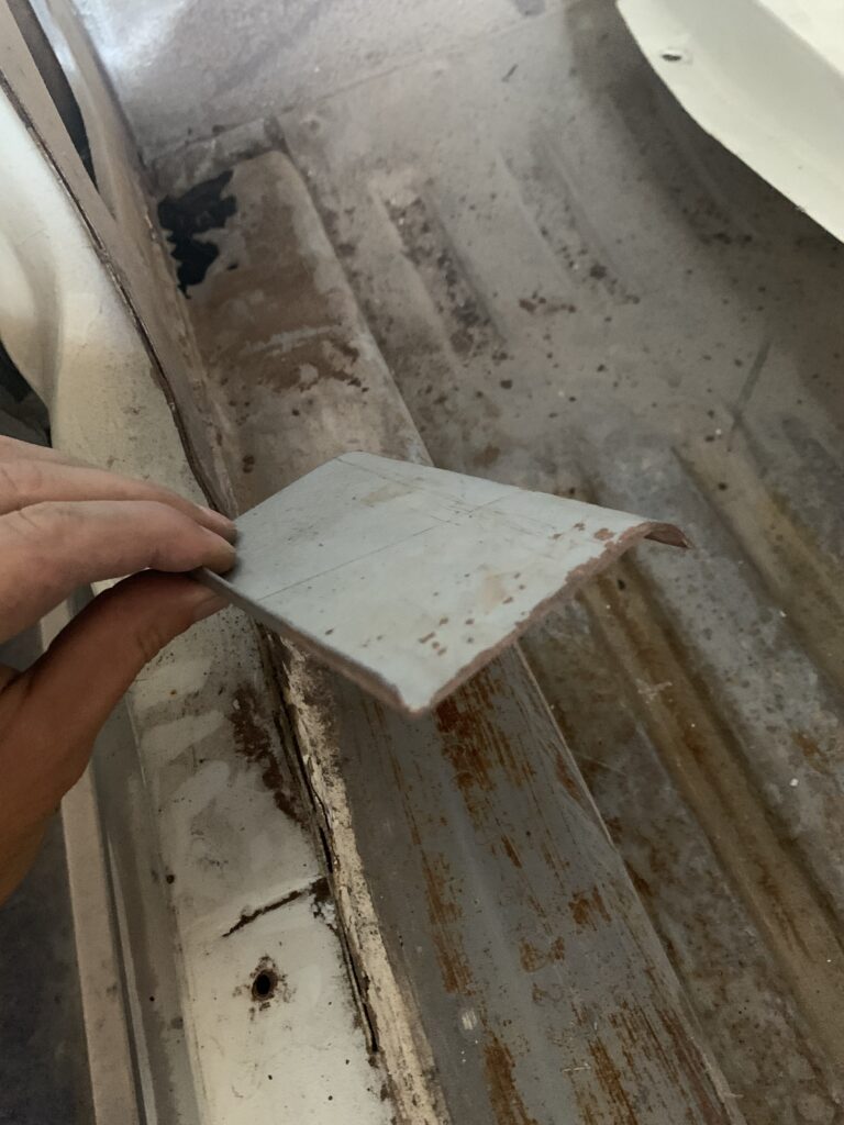 錆で穴が空いたハコスカのフロア