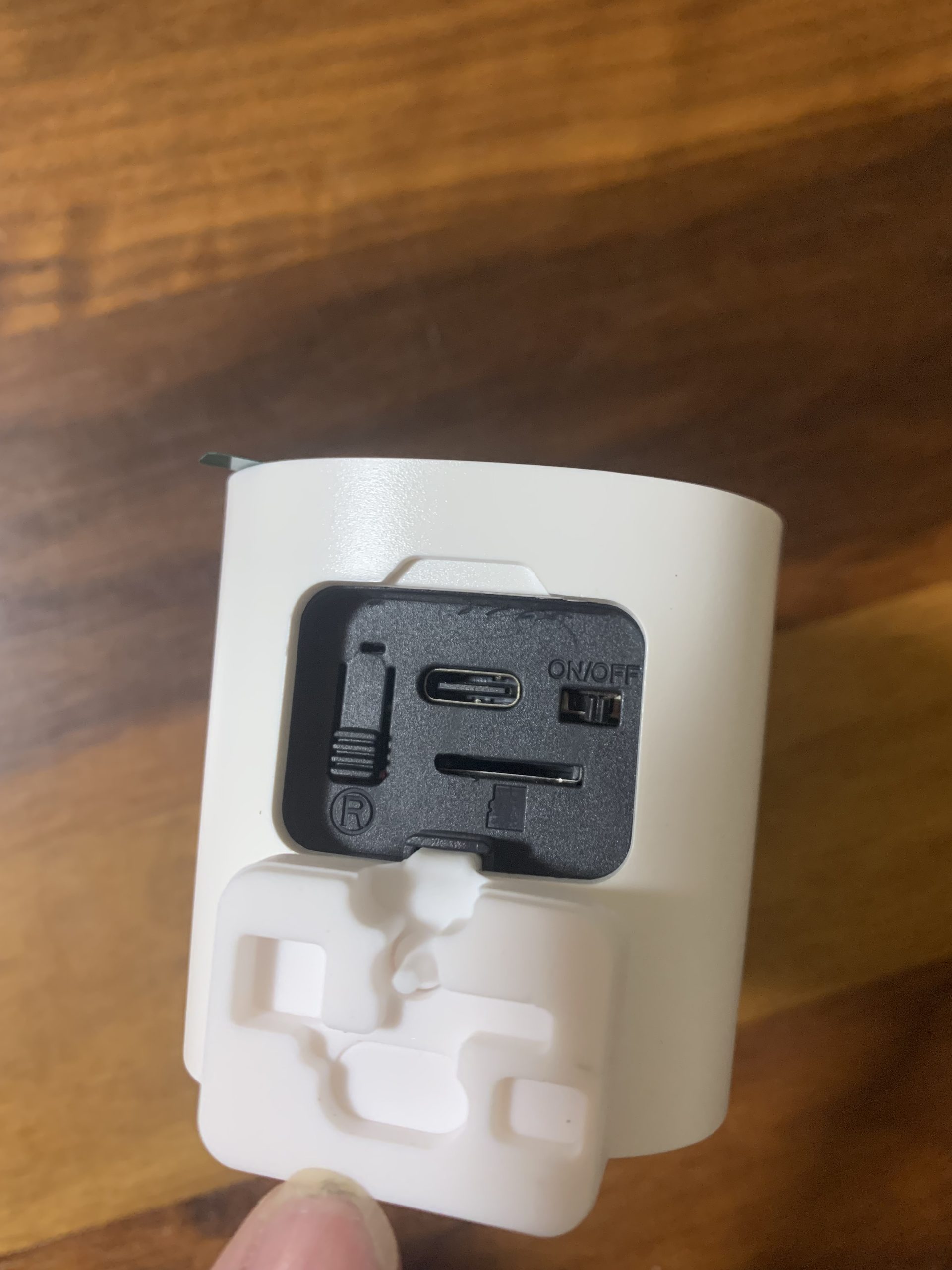 背面カバーを開けてmicroSDスロットを確認