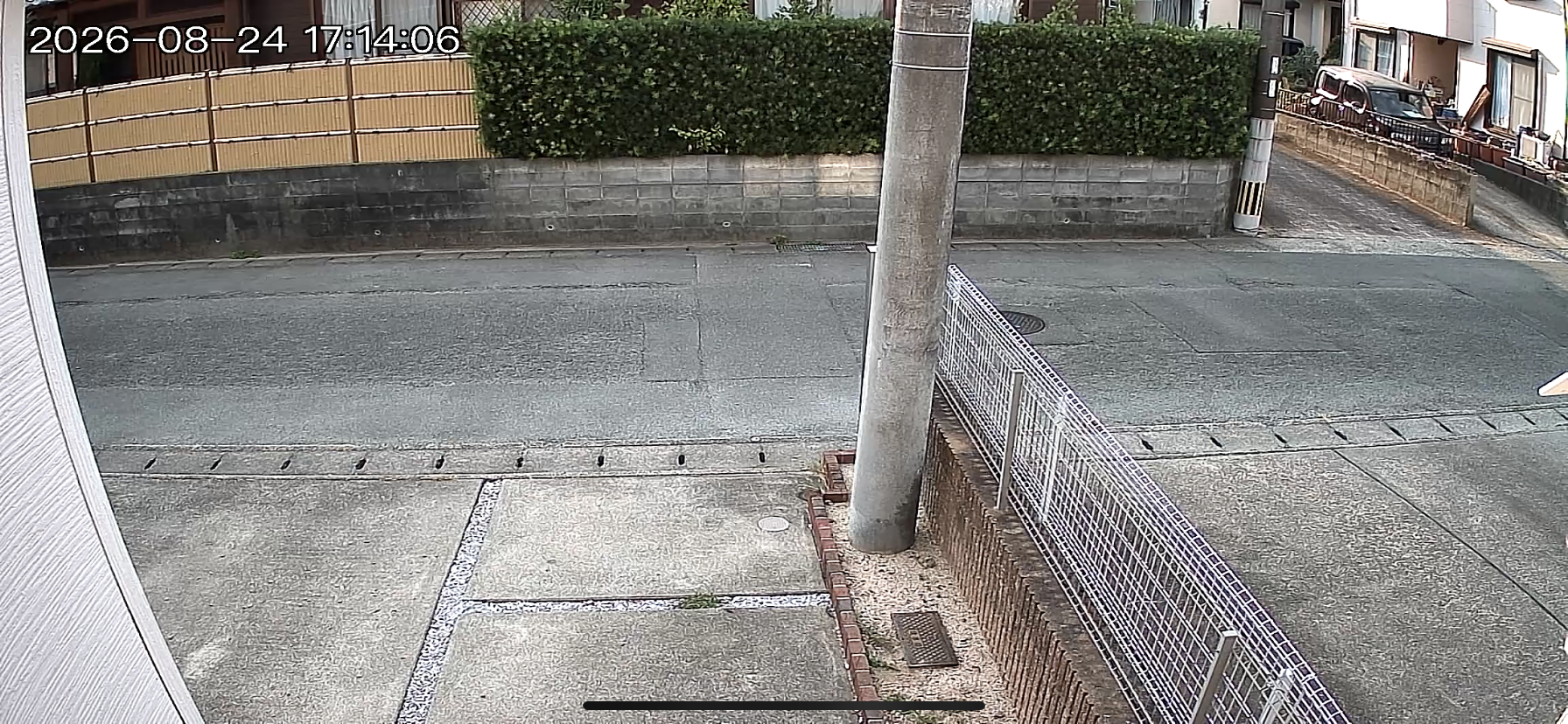 昼間に撮影された駐車場の映像