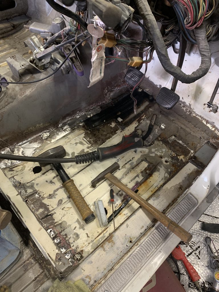 作業中のフロア全体。溶接トーチやハンマーなどの工具が置かれている